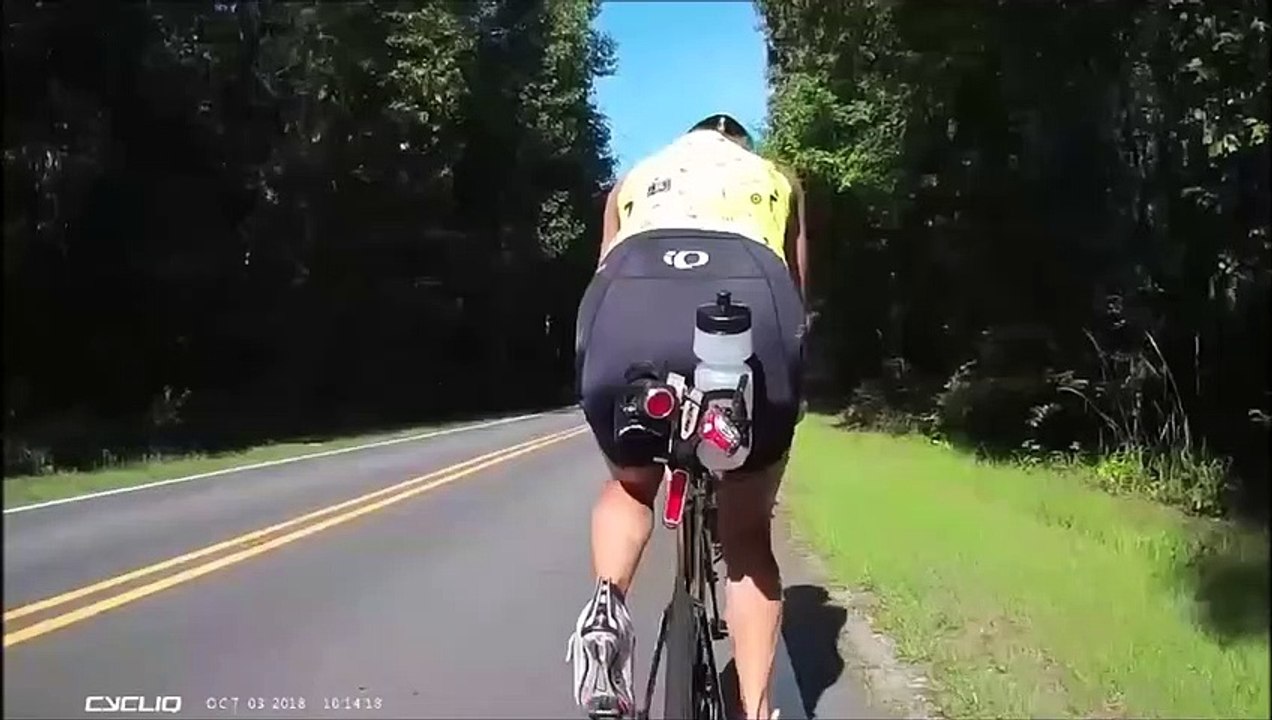 Des cyclistes très chanceux alors qu'ils croisent un cerf et une voiture