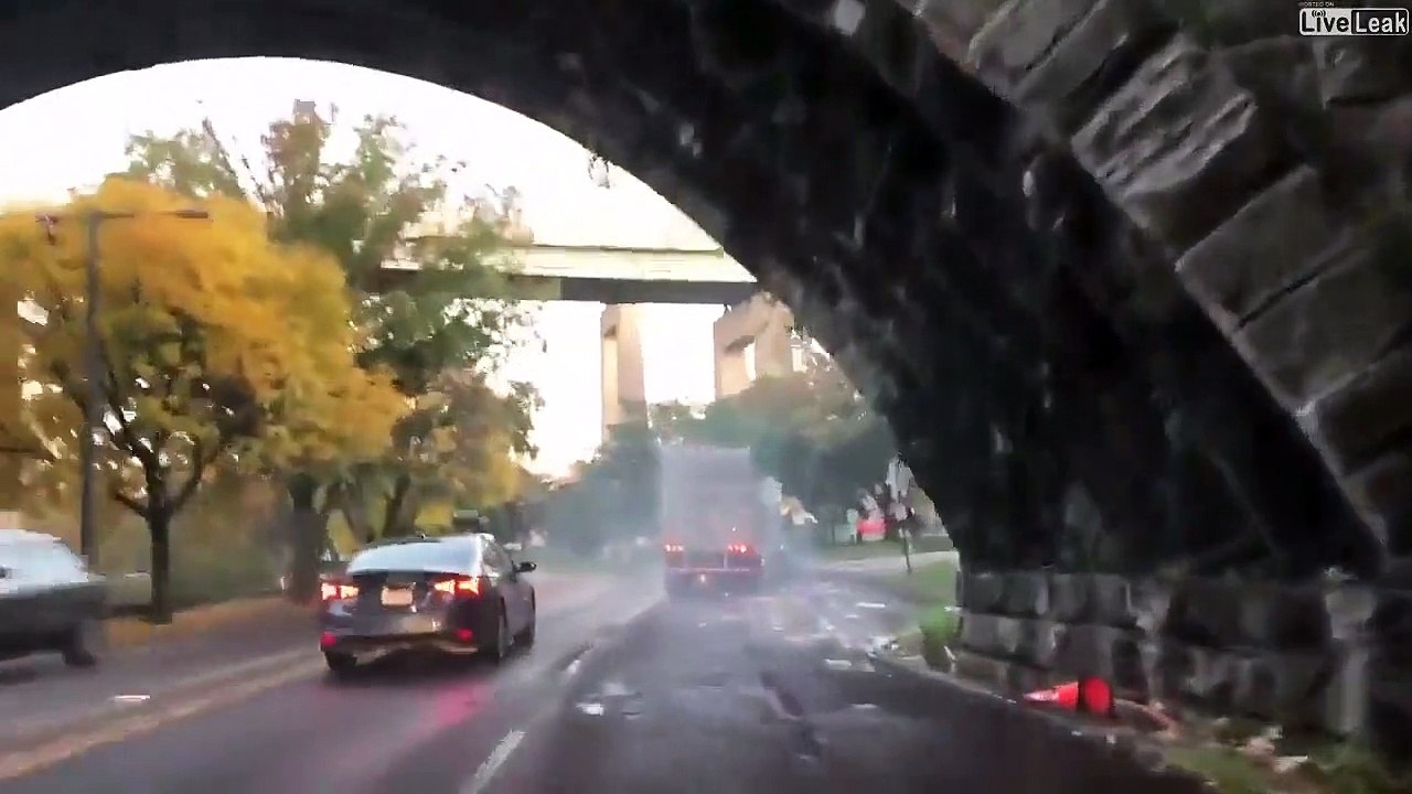 Ce rourier n'a pas le compas dans l'oeil... Camion un peu trop haut, ou pont trop bas