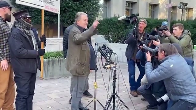 Steve Bannon, sentenciado a cuatro meses de cárcel por desacato