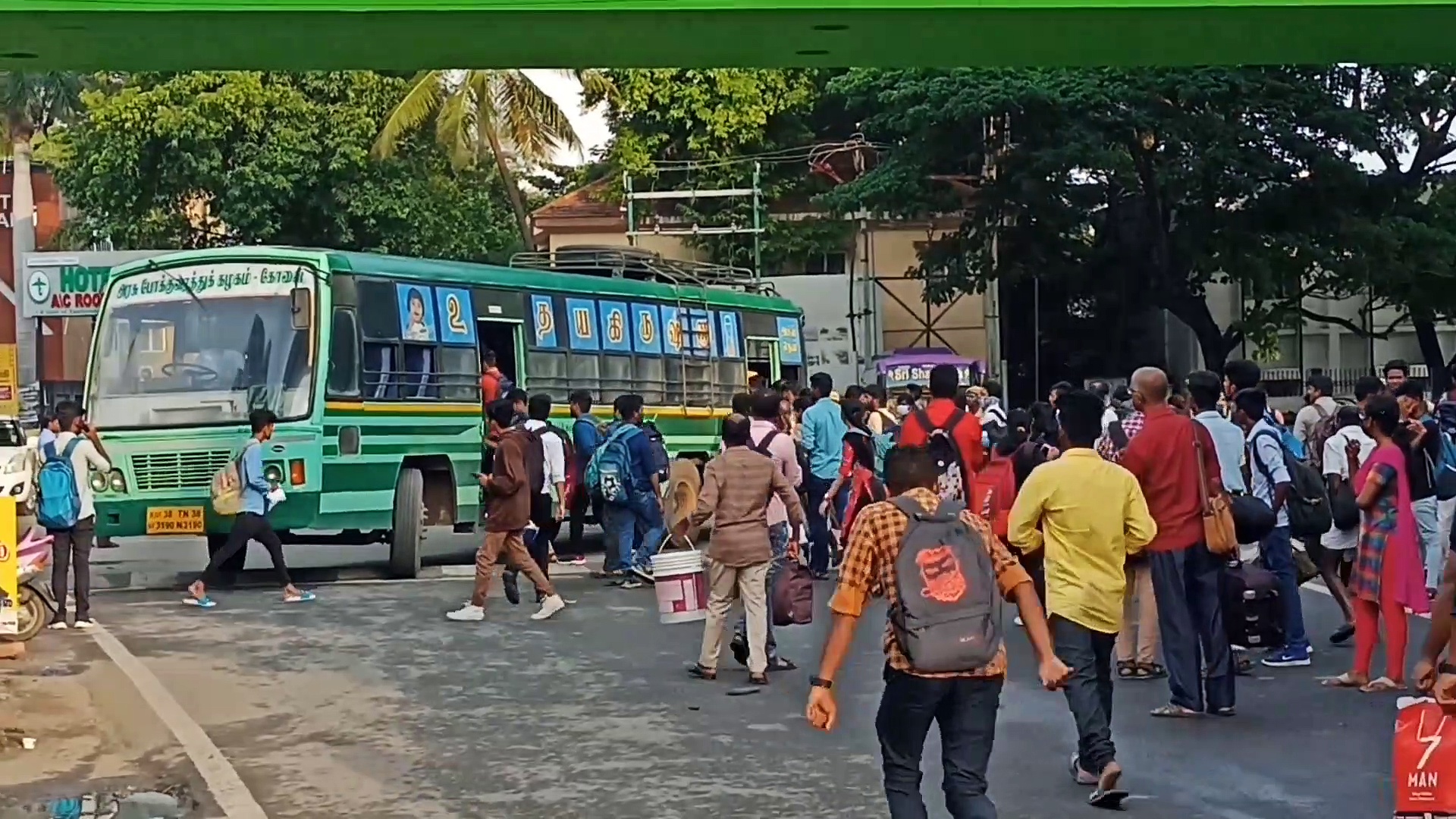 தீபாவளி எதிரொலி.! கோவை பேருந்து நிலையத்தில் அலைமோதிய கூட்டம்!!