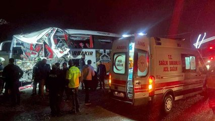 Son dakika haberleri! Batman'da tır ile yolcu otobüsü çarpıştı: 1 ölü, 22 yaralı