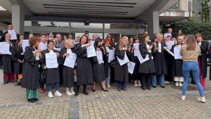 Mèches coupées, le barreau de Charleroi apporte son soutien aux femmes iraniennes