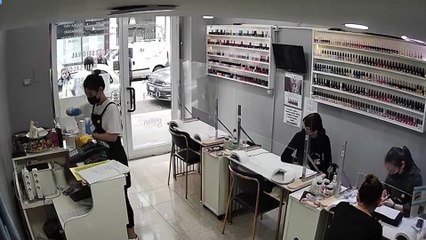 Ausiliare del traffico picchiato. L'aggressore scappa in Lamborghini