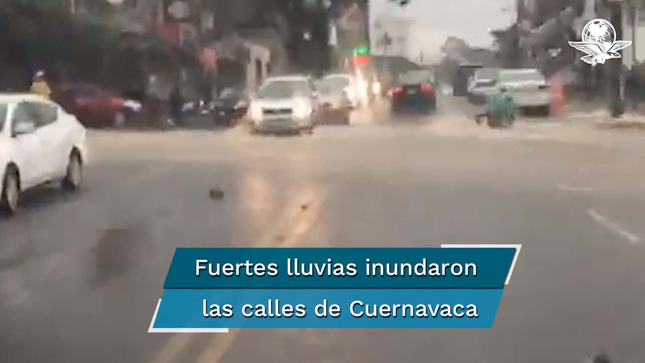 Tras lluvia intensa, motociclista es arrastrado por una fuerte corriente de agua