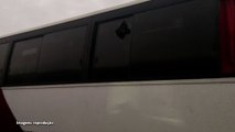 Ônibus com torcedores do Corinthians é apedrejado a caminho do Maracanã