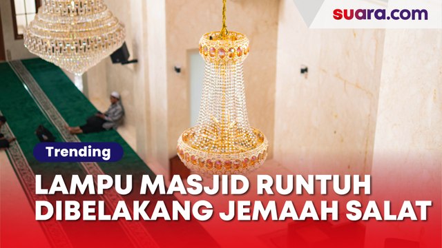 Momen Detik-detik Lampu Gantung di Masjid Rawalumbu Bekasi Jatuh Tepat di Belakang Jemaah Salat