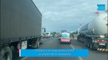 Choque y un auto dado vuelta en medio de la Autopista