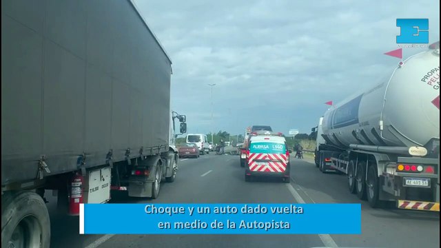 Choque y un auto dado vuelta en medio de la Autopista