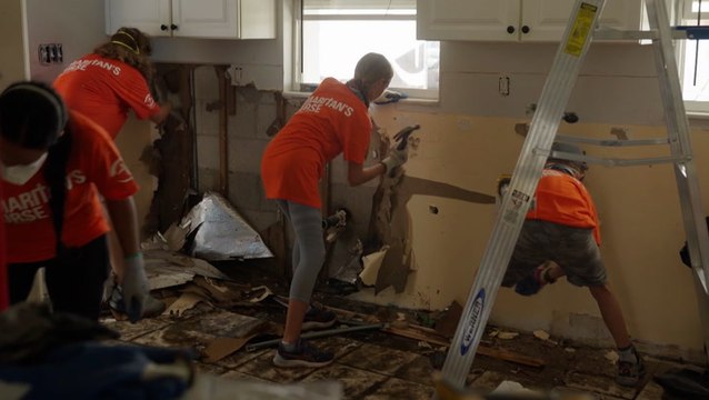 How volunteers gut hurricane homes to prevent mold growth