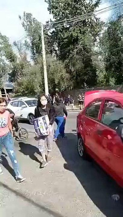 Video captó masivo saqueo a supermercado Alvi en Puente Alto