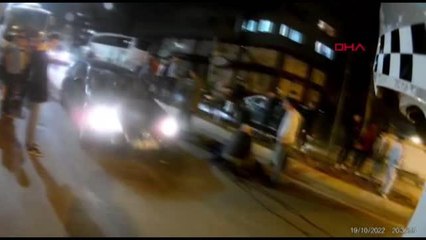 İSTANBUL-BAYRAMPAŞA'DA MOTOSİKLETİN ÇARPTI KADIN MİDİBÜSÜN ALTINA GİRDİ