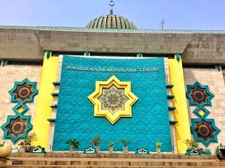 Endonezya'da cami kubbesi önce yandı sonra çöktü