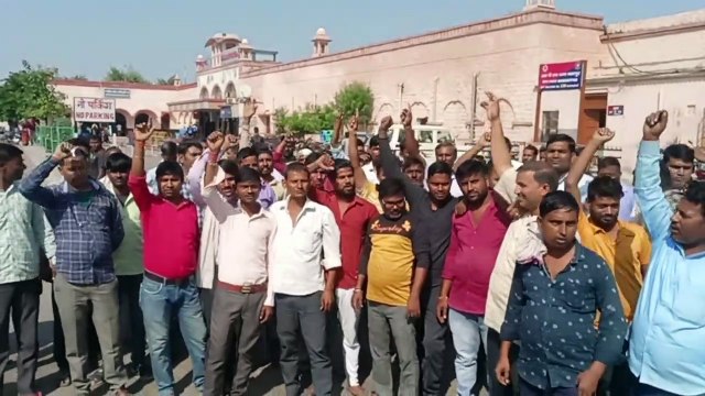 ऑटो चालक की आरपीएफ कांस्टेबल ने की पिटाई, चालकों ने थामे पहिए