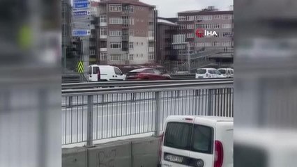 E5'te geri geri giden araç trafikte tehlike oluşturdu