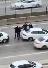 KADIKÖY'DE TARTIŞTIĞI SÜRÜCÜNÜN OTOMOBİLİNİ TEKMELEDİ