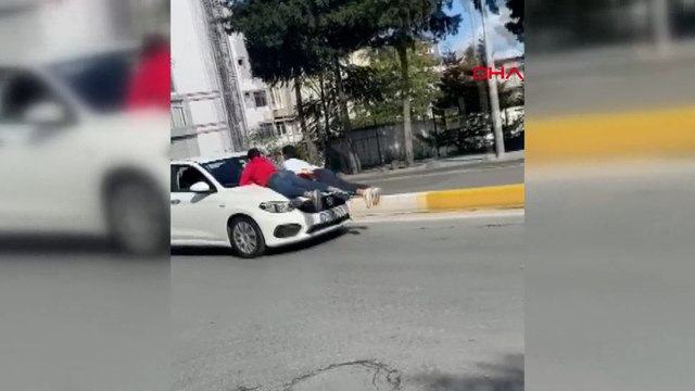 Bağcılar'da çocuklar bahşiş için düğün konvoylarında hayatlarını riske attı