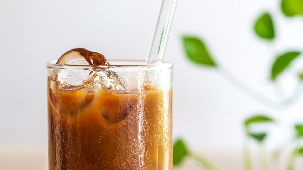 Küchen-Hack: So reinigt ihr eure Glasstrohhalme richtig