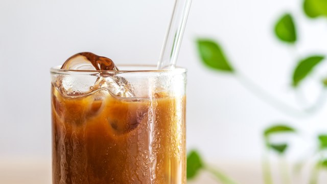 Küchen-Hack: So reinigt ihr eure Glasstrohhalme richtig