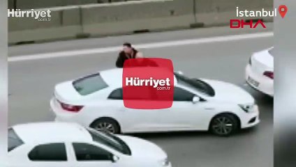 Tartıştığı sürücünün otomobilini tekmeledi