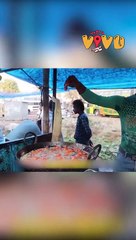 Chiên bánh trong chảo dầu nóng bằng tay không