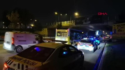 YOLCU İNDİREN OTOBÜSE ÇARPAN OTOMOBİLİN SÜRÜCÜSÜ YARALANDI