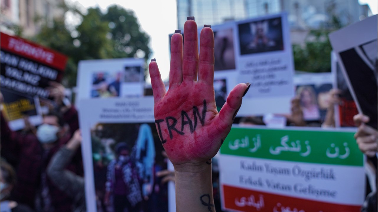 Die iranische Kletterin Elnaz Rekabi kehrt nach Teheran zurück, nachdem sie ohne ihren Hijab an einem Wettbewerb teilgenommen hat