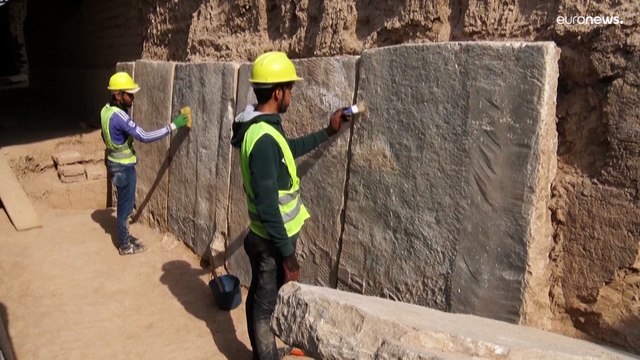 شاهد: اكتشاف 8 منحوتات جدارية آشورية في موقع دمره داعش بالعراق