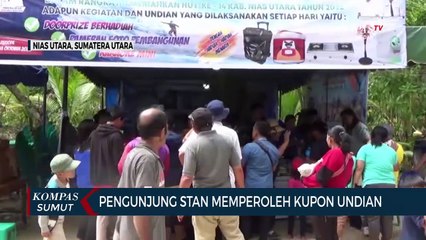 Momen Bagi-bagi Hadiah Saat Ajang Open Surfing North Nias di Pantai Turedawolda