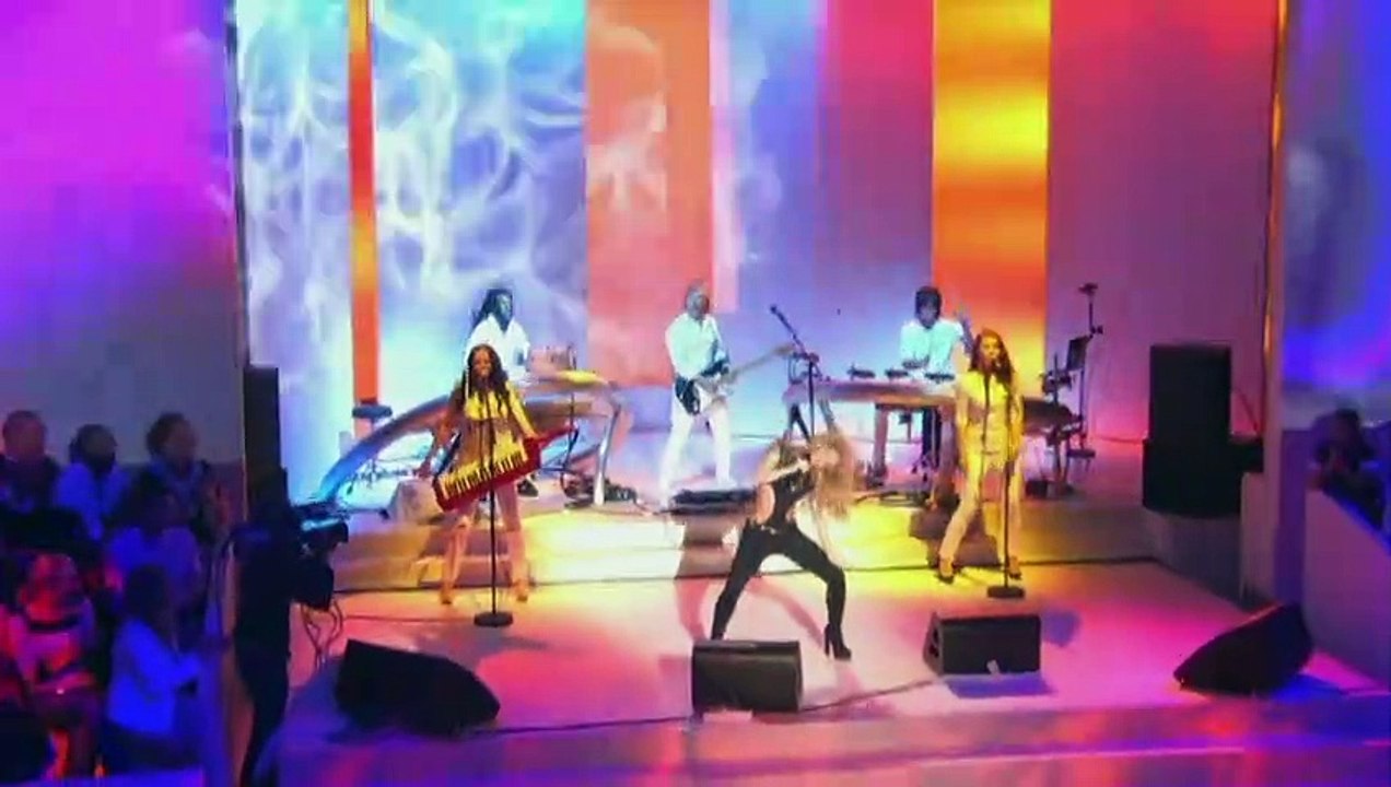 Shakira chante son tube "She Wolf" en live