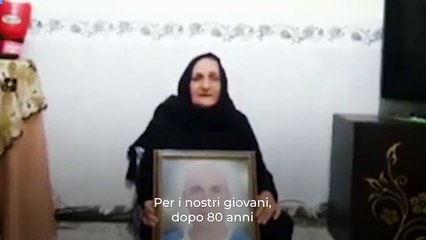 Iran, una donna di 80 anni si toglie il velo per protesta: “Se non protestate siete codardi”