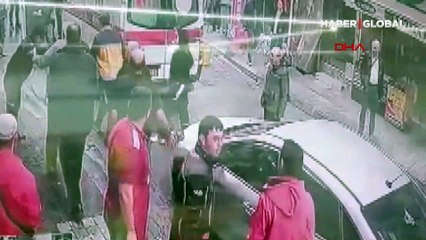 Sağlık çalışanlarıyla esnafın yol verme kavgası kamerada!