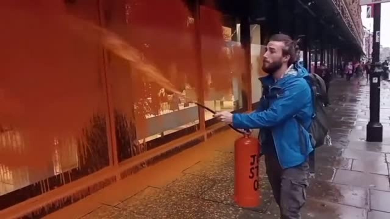 Activistas climáticos de "Just Stop Oil" vuelven a pintar los escaparates de Londres
