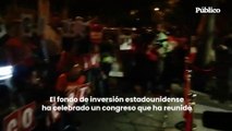 Protesta de activistas y afectados por el fondo buitre Blackstone en un restaurante en Madrid