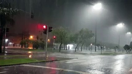 Forte temporal atinge Cascavel na madrugada; 'show' de relâmpagos e raios foi registrado