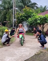 KESERUAN!! SAAT SUTING MAK BETI CEK PULL..DI YT MAK BETI