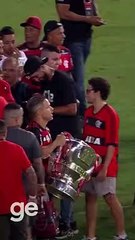 Copa do Brasil: Diego chama funcionários do Maracanã para tirarem fotos com taça
