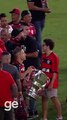 Copa do Brasil: Diego chama funcionários do Maracanã para tirarem fotos com taça