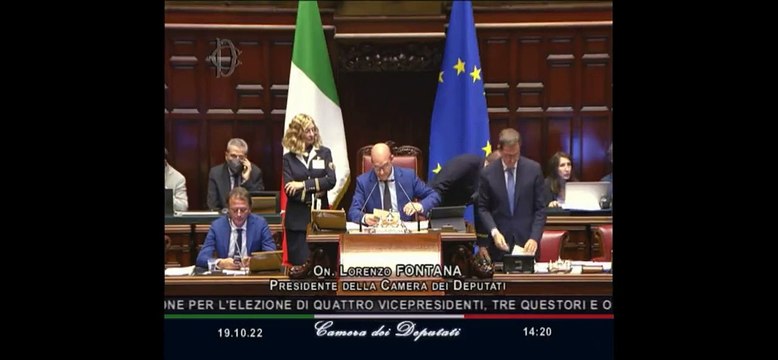 Fontana e la gaffe durante le votazioni, sbaglia accento e 'indìco' diventa 'ìndico': l'effetto è comico