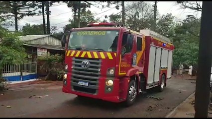 Morador do Melissa, que teve a casa destruída com a queda de árvore, precisa de Eternit e faz apelo à Cohavel