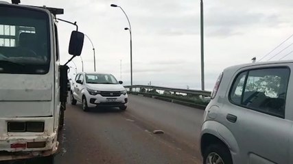 Caminhão quebra a barra de direção e uma das vias no viaduto da Av. Piquiri fica bloqueada