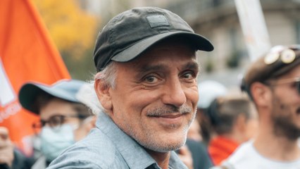 GALA VIDEO - “Qui a fait ça ?” : Philippe Poutou pris de cours par la blague d'un internaute