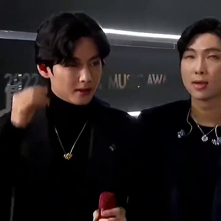 Taehyung got electric shock in his ear