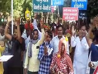 video: गले में बल्ब की माला, हाथों में लालटेन लेकर कलक्ट्रेट पहुंचे ग्रामीण