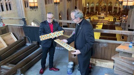 Jean-Félix Bellavance et Normand Bergeron expliquent les travaux nécessaires à la restauration de l'orgue
