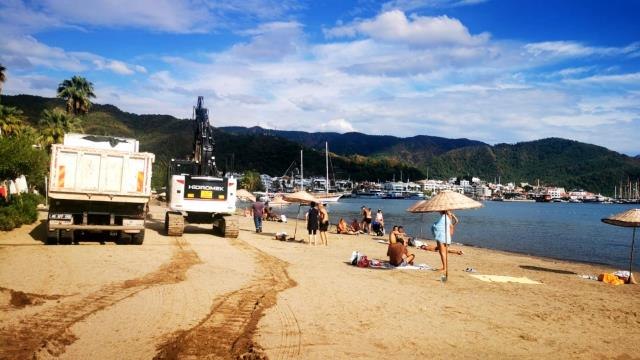 Muğla haber... Marmaris'te bir yanda deniz keyfi, bir yanda iş makineli kışa hazırlık çalışması