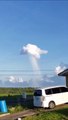 Un arc-en-ciel se forme sous un nuage... magnifique