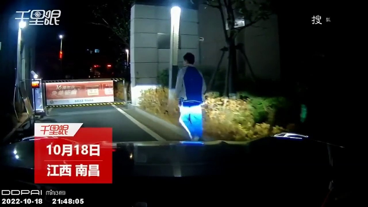 Se faire voler sa veste... par un portail automatique