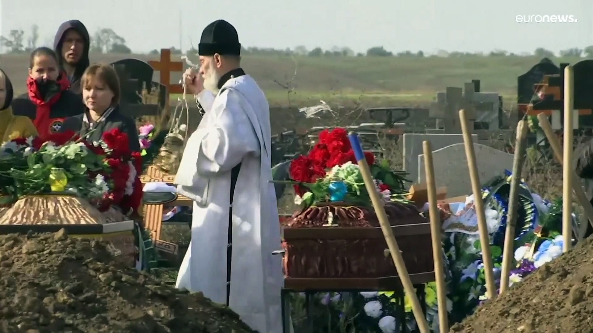 ⁣В Ейске прошли первые похороны погибших в результате падения самолёта