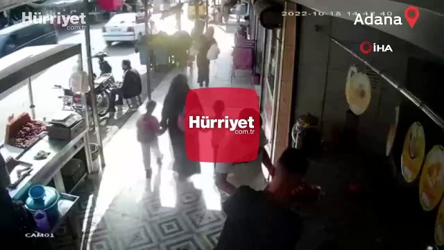 Annesinin kaldırıma bıraktığı çocuk az kalsın kamyonetin altında eziliyordu