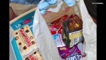 شاهد: ضبط مسافر أمريكي أخفى 12 ألف قرص مخدر داخل عبوات حلوى